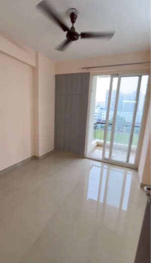 Room in 3 BHK Apartment at Amrapali Dream Valley, Amrapali Dream Valley – for Sale