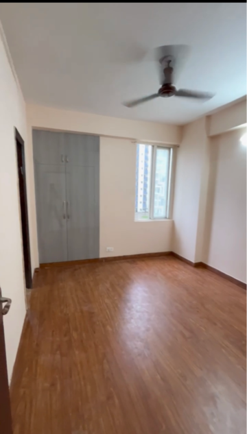 Room in 3 BHK Apartment at Amrapali Dream Valley, Amrapali Dream Valley – for Sale