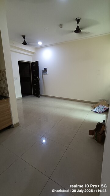 Room in 2 BHK Apartment at Gaur City 2 - 12th Avenue, Sector 16c Greater Noida – for Rent