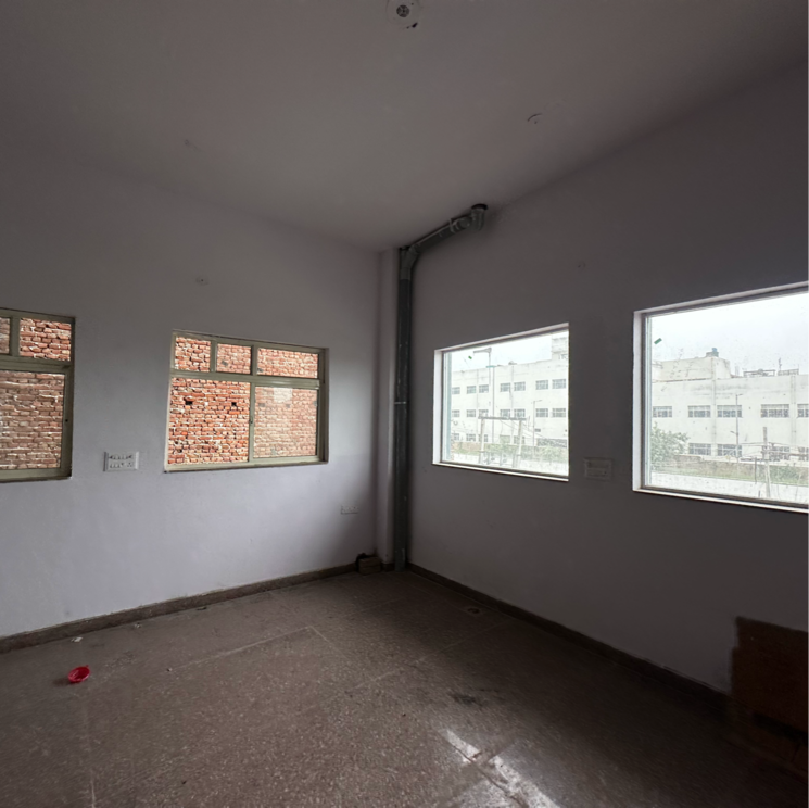 Room, dlf industrial area Commercial Showroom 8000 Sq.Ft. In Dlf Industrial Area Faridabad 9054672