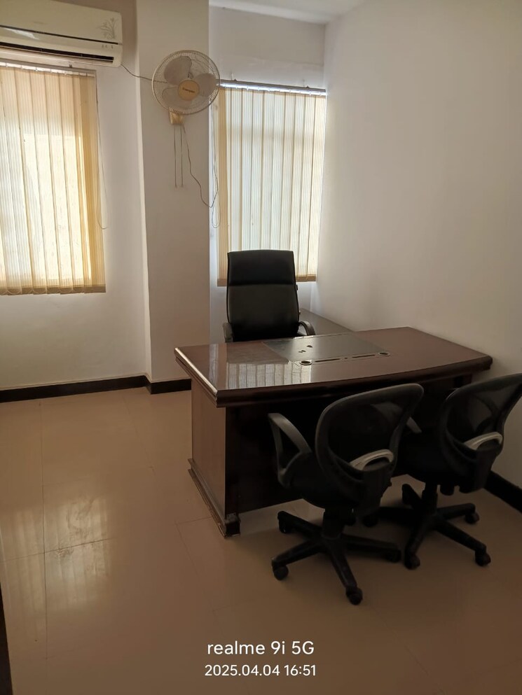 Team Area, wave-one Commercial Office Space in IT/SEZ 700 Sq.Ft. In Sector 18 Noida 9054762