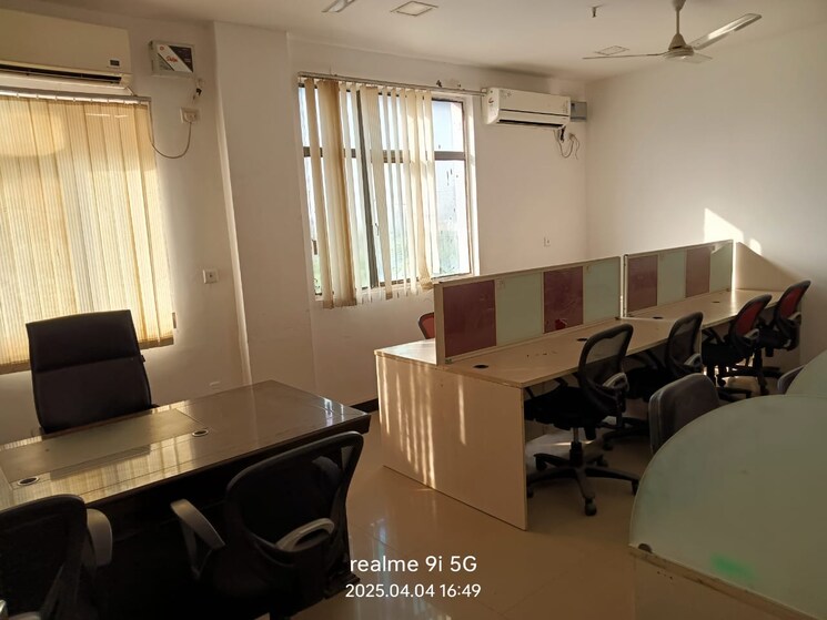 Team Area, wave-one Commercial Office Space in IT/SEZ 700 Sq.Ft. In Sector 18 Noida 9054762