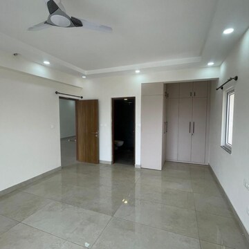 Room in 4 BHK Apartment at Prestige Waterford, Prasanth Layout – for Rent