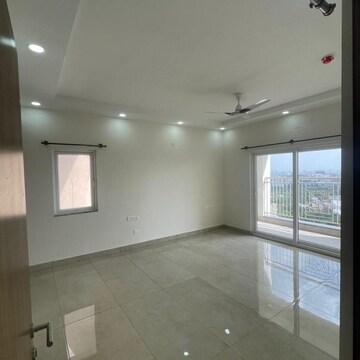 Room in 4 BHK Apartment at Prestige Waterford, Prasanth Layout – for Rent