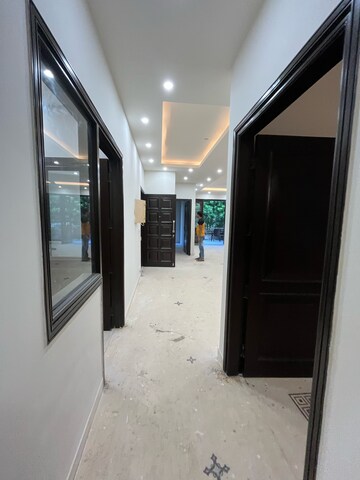 Building Lobby in 3 BHK Builder Floor at Ansal Sushant Lok I, Sector 43 – for Rent