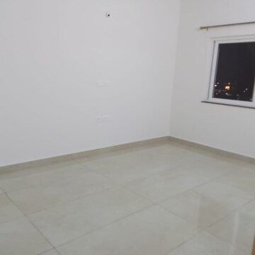 Room in 4 BHK Apartment at Prestige Waterford, Prasanth Layout – for Rent
