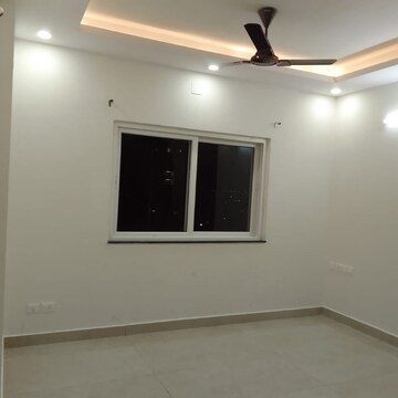 Room in 4 BHK Apartment at Prestige Waterford, Prasanth Layout – for Rent