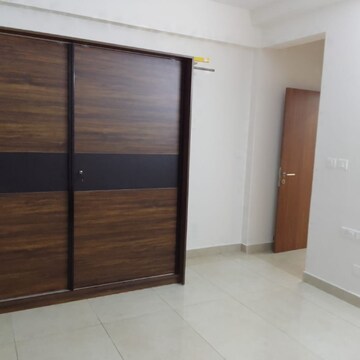 Room in 4 BHK Apartment at Prestige Waterford, Prasanth Layout – for Rent