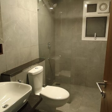 Bathroom in 4 BHK Apartment at Prestige Waterford, Prasanth Layout – for Rent