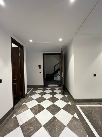 Building Lobby in 4 BHK Builder Floor at Ansal Sushant Lok I, Sector 43 – for Rent