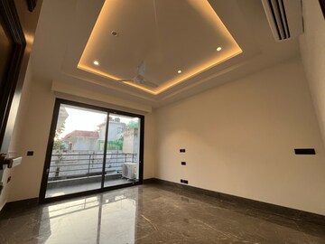 Room in 4 BHK Builder Floor at Ansal Sushant Lok I, Sector 43 – for Rent