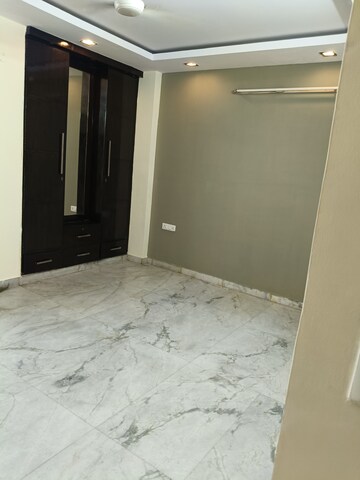 Room in 3 BHK Builder Floor at Vivek Vihar – for Rent
