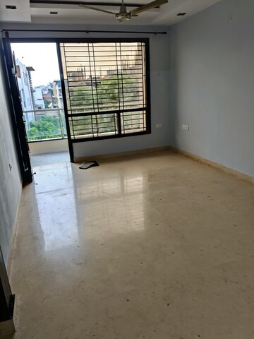 Room in 3 BHK Builder Floor at Vivek Vihar – for Rent