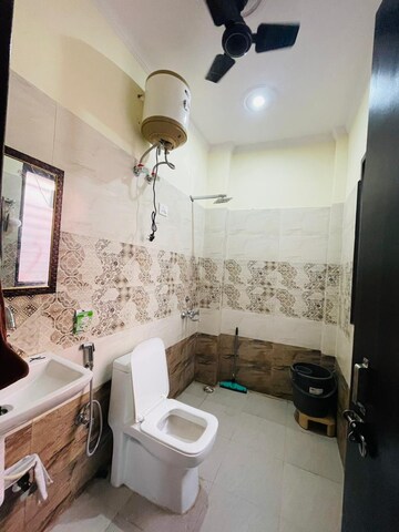 Bathroom in 2 BHK Builder Floor at SAS Tower, Sector 38 – for Rent