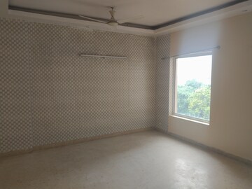 Room in 4 BHK Apartment at Sector 28 – for Rent