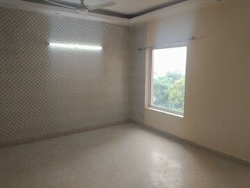 Room in 4 BHK Apartment at Sector 28 – for Rent