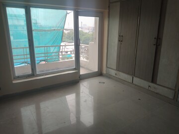 Room in 4 BHK Apartment at Sector 28 – for Rent