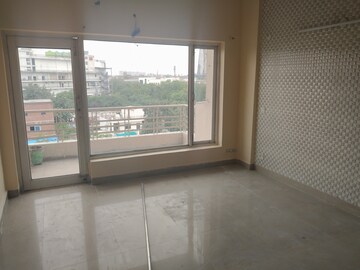 Room in 4 BHK Apartment at Sector 28 – for Rent