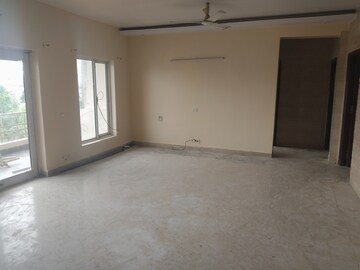Room in 4 BHK Apartment at Sector 28 – for Rent