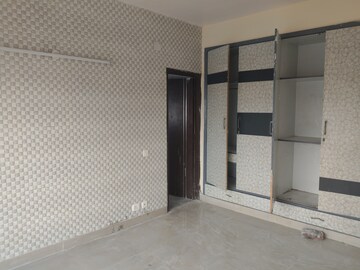 Room in 4 BHK Apartment at Sector 28 – for Rent