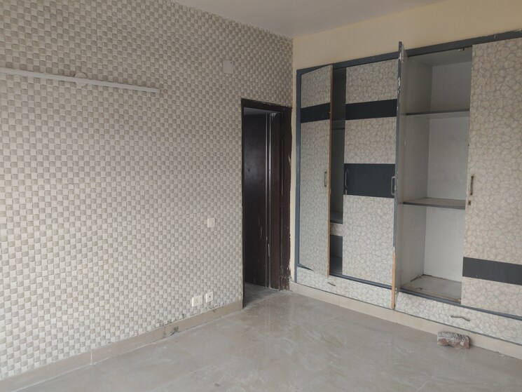 Room, sector 28 4 Bedroom 2700 Sq.Ft. Apartment In Sector 28 Faridabad 9054975