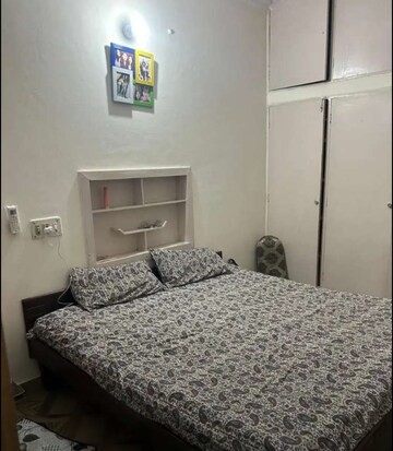 Bedroom in 2 BHK Builder Floor at Sector 43 – for Rent