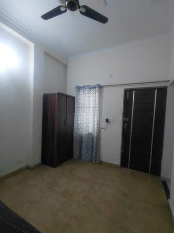 Room in 3 BHK Builder Floor at Sector 40 – for Rent