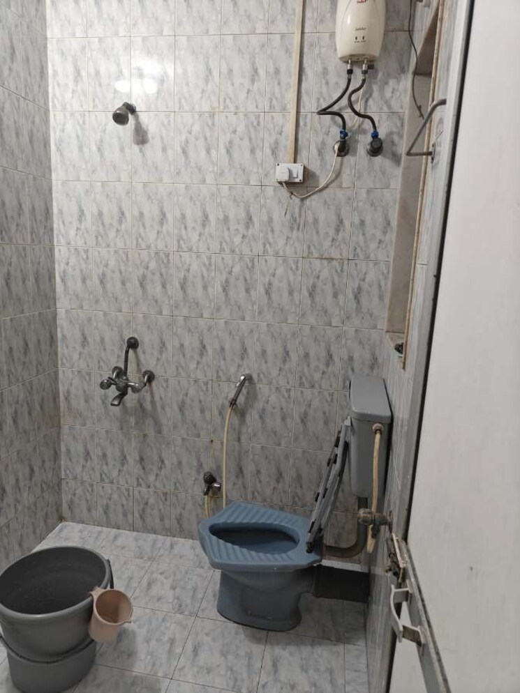 Bathroom, andheri east Pg For Boys & Girls In Andheri East 9055076