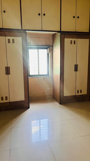 Room in 3 BHK Apartment at Taware Colony – for Rent
