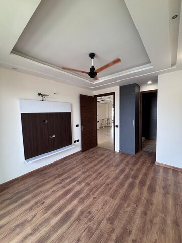 Room in 3 BHK Apartment at HLP Palmillas, Vip Road – for Rent