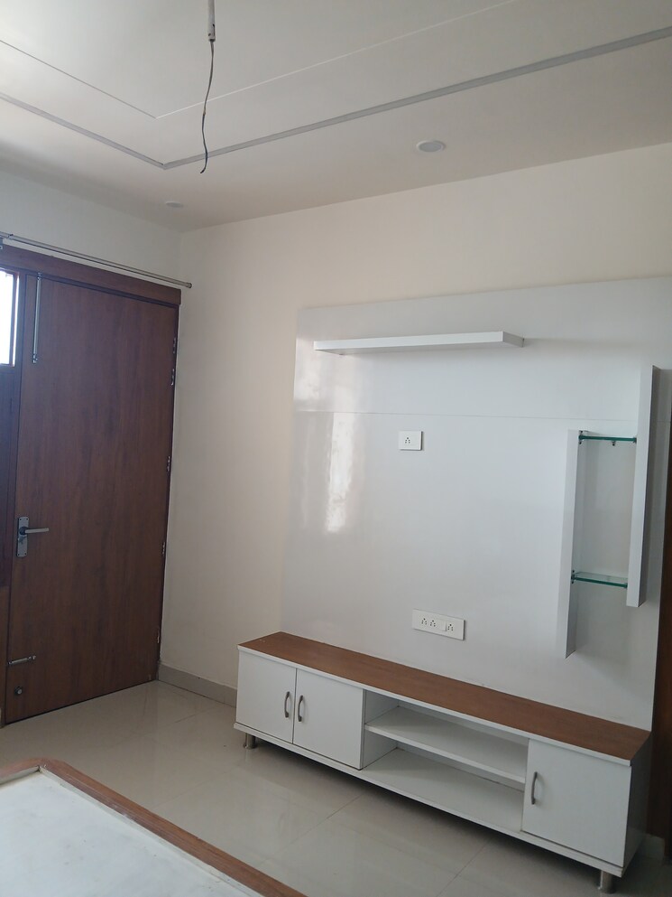 Room, sector 1 4 3 Bedroom 250 Sq.Yd. Builder Floor In Sector 1 4 Hisar 9055159