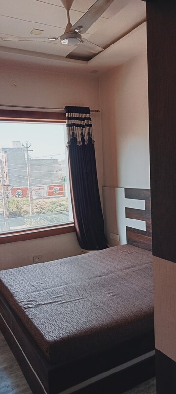 Room in 2 BHK Builder Floor at Sector 14 – for Rent