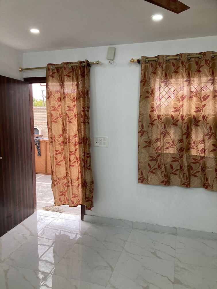 Cover Image, old rajinder nagar 3 Bedroom 900 Sq.Ft. Builder Floor In Old Rajinder Nagar Delhi 9055206