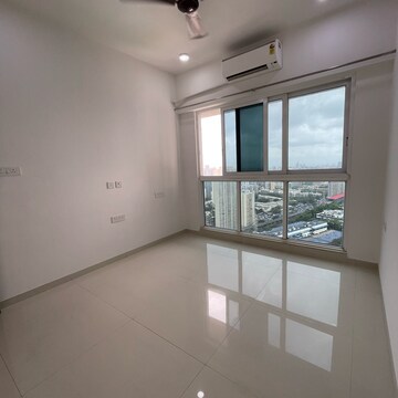 Room in 3 BHK Apartment at Malad East – for Rent