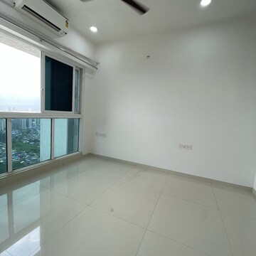 Room in 3 BHK Apartment at Malad East – for Rent