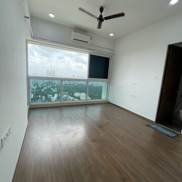 Room in 3 BHK Apartment at Malad East – for Rent