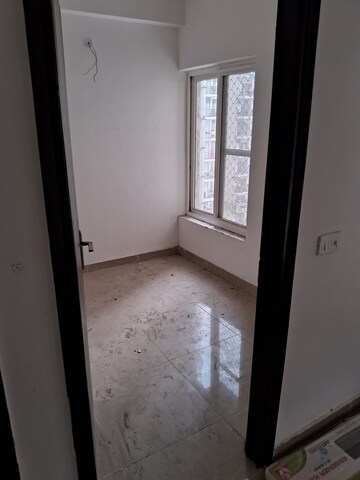 Room in 2.5 BHK Apartment at Ajnara Le Garden, Sector 16b Greater Noida – for Rent