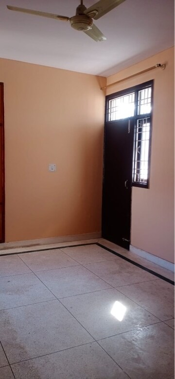 Room in 4 BHK Apartment at Vastu Apartments, Sector 55 – for Rent