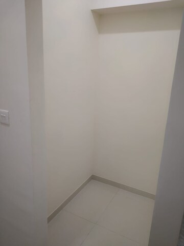 Room in 2 BHK Apartment at Lodha Amara, Kolshet Road – for Sale