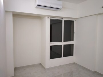 Room in 2 BHK Apartment at Lodha Amara, Kolshet Road – for Sale