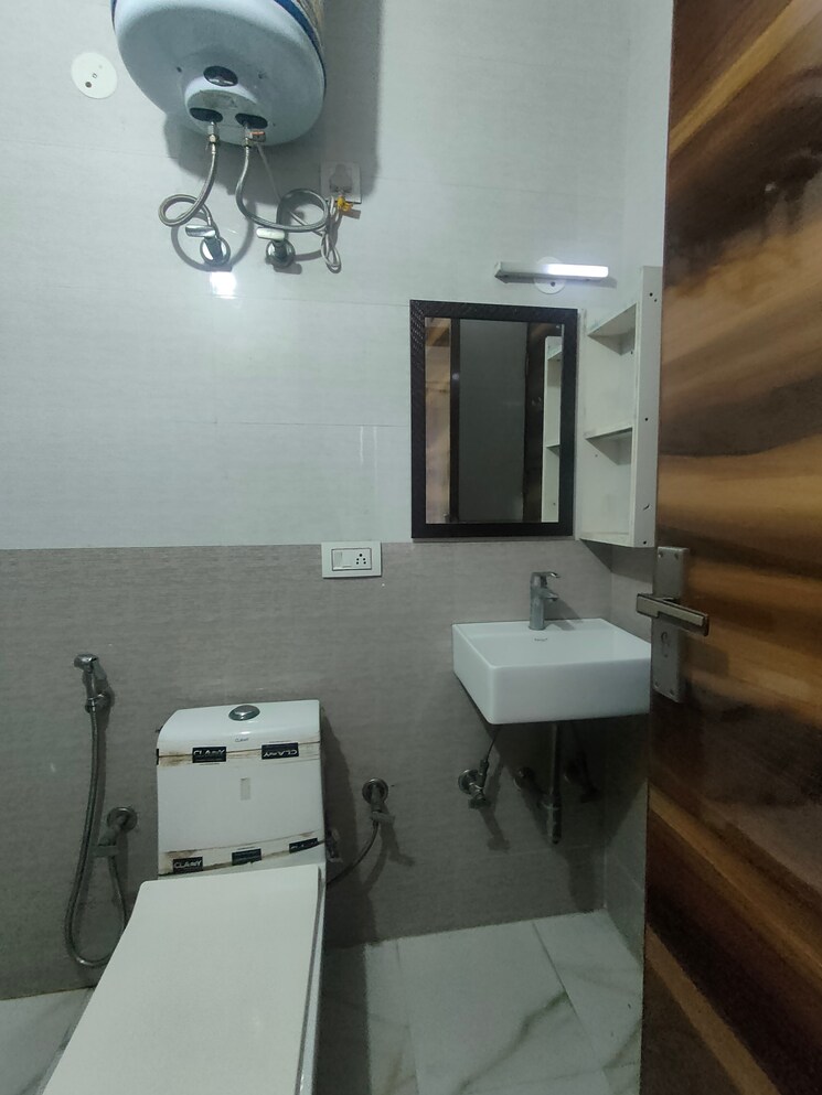 Attached Bathroom, sector 31 2 Bedroom 1250 Sq.Ft. Builder Floor In Sector 31 Gurgaon 9055505