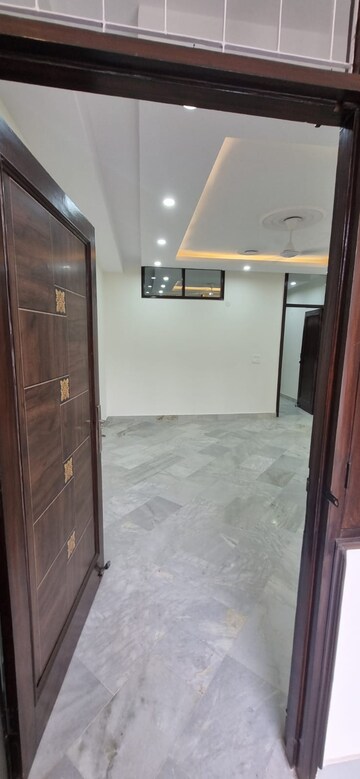 Room in 2 BHK Builder Floor at Lajpat Nagar – for Rent