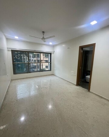 Room in 4 BHK Apartment at K Raheja Vistas, Powai – for Rent
