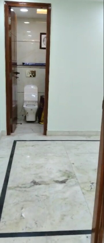Room in 3 BHK Builder Floor at Old Rajinder Nagar – for Rent