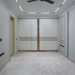 Room in 3 BHK Builder Floor at Defence Colony – for Sale