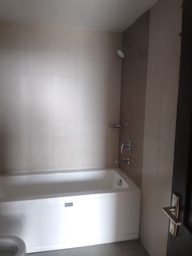 Other, sector 32 3.5 Bedroom 2300 Sq.Ft. Apartment In Sector 32 Noida 9055830