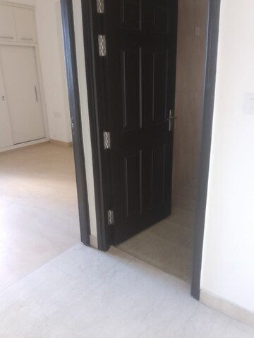 Room in 3.5 BHK Apartment at Sector 32 – for Rent