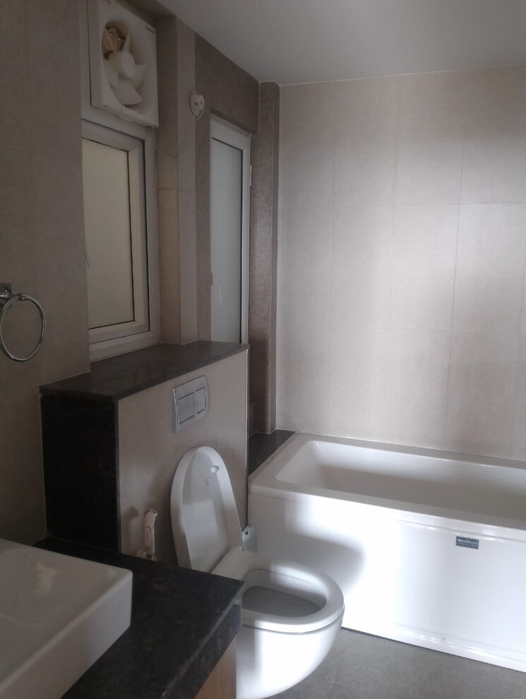 Attached Bathroom, sector 32 3.5 Bedroom 2300 Sq.Ft. Apartment In Sector 32 Noida 9055830
