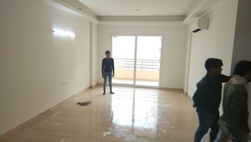 Living Room in 3.5 BHK Apartment at Sector 32 – for Rent