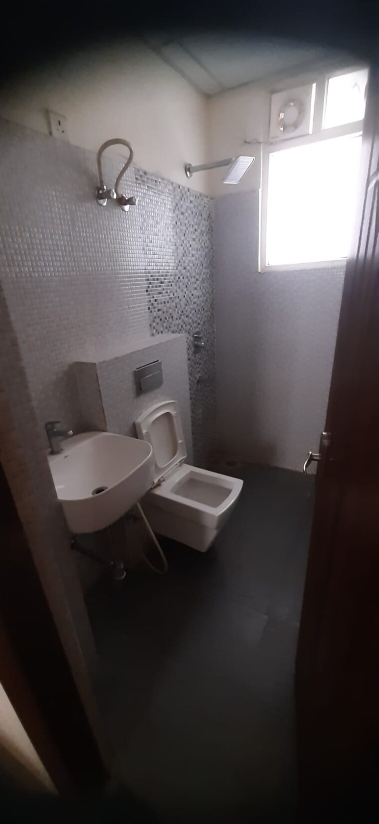 Bathroom, defence colony 2 Bedroom 217 Sq.Yd. Builder Floor In Defence Colony Delhi 9055916